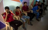 De jeunes irakiens, séparés de leurs familles, dans un centre de l'ONG Terre des Hommes Italia, dans le camp de déplacés de Debaga près de Mossoul, le 16 juillet 2017