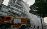 Des pompiers ukrainiens éteignent un incendie dans un immeuble résidentiel après une attaque aérienne russe, le 10 juillet 2025 à Kiev