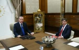 Photo fournie par les autorités turques du  président turc Recep Tayyip Erdogan et du premier ministre Ahmet Davutoglu, lors d'une rencontre au palais présidentiel le 28 août 2015 à Ankara