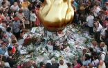 Des centaines de personnes se sont rassemblées, le 31 août, devant la flamme de la statue de la liberté, près du tunnel de l'Alma à Paris, où la princesse Diana a trouvé la mort
