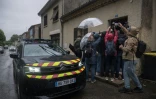 Des journalistes devant une maison à Fleurance, dans le Gers, le 4 juin 2026