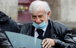 French actor Jean-Paul Belmondo steps out a car as he arrives at L'acteur français Jean-Paul Belmondo à son arrivée à l'église Saint-Germain-des-Prés à Paris le 4 juin 2020 pour assister aux funérailles de Guy Bedos