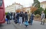 Des migrants sont accueillis par le préfet de l'Allier Arnaud Cochet à Varennes-sur-Allier, le 23 octobre 2015