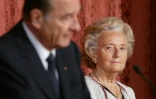 L'ex-président français Jacques Chirac s'exprime aux côtés de son épouse Bernadette, le 5 mai 2006 à Paris