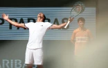 Alexander Zverev exulte après sa victoire sur Benjamin Bonzi sur le court central Philippe-Chatrier à Roland-Garros, le 24 mai 2026