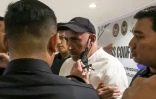 Serge Atlaoui (C) a son arrivé pour une conférence de presse à l'aéroport international Soekarno-Hatta à Jakarta, le 4 février 2025