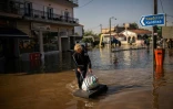 Une femme transporte ses affaires au village grec inondé de Palamas, près de Karditsa (centre), le 8 septembre 2023