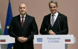 Le Premier ministre grec Kyriakos Mitsotakis (D) et son homologue bulgare Rumen Radev lors d'une cérémonie de restitution des restes attribués au tsar Samouil, l'un des derniers souverains bulgares avant la domination byzantine, le 3 octobre 2026 au musée byzantin de Thessalonique