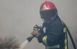 Un pompier en intervention sur un feu de forêt près de Louchats, en Gironde, le 17 juillet 2022