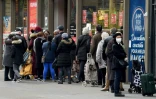 Des personnes font la queue devant un supermarché, le 17 mars 2020 à Paris pendant l'épidémie du nouveau coronavirus