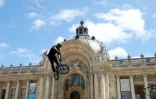 Une démonstration de BMX devant le Petit Palais, le 23 juin 2017 à Paris