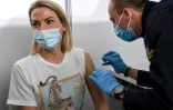 Une femme se fait vacciner contre le Covid-19 dans un centre de vaccination à Nanterre, près de Paris, le 3 mai 2021