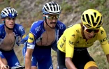 Le Français Julian Alaphilippe (c) derrière le maillot jaune colombien Egan Bernal lors de la 20e étape du Tour de France entre Alberville et Val Thorens, le 27 juillet 2019