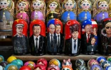 Des poupées russes en bois à l'effigie du président chinois Xi Jinping et du président russe Vladimir Poutine aiunsi que du président américain Donald Trump dans une boutique à Moscou le 10 février 2026