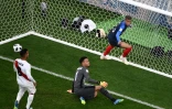 L'attaquant français Kylian Mbappé ouvre le score face au Pérou lors du Mondial, le 21 juin 2018 à Ekaterinbourg