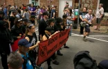Des membres Antifa dans une rue de Charlottesville, le 11 août 2018 en Virginie, un après après la mort de Heather Heyer, manifestante antiraciste tuée dans des heurts avec des suprématistes blancs