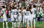 L'attaquant français du Real Madrid soulève le trophée de la Ligue des champions remporté en 2022, avant un match de Liga contre le Betis Séville, le 3 septembre 2022 à Madrid. 