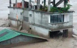 Photo diffusée par l'armée indienne, le 4 octobre 2023, d'une maison inondée dans l'Etat de Sikkim, après une crue subite provoquée le débordement d'un lac glaciaire dans l'Himalaya