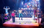 Un match de catch durant un spectacle de Lucha Vavoom au Mayan Theater de Los Angeles, en Californie, le 11 février 2022