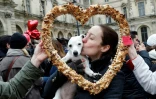 Une femme embrasse son chien lors de la Saint Valentin, le 14 février 2014 à Paris