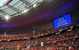 Un écran informe les supporters du retard de la finale Liverpool-Real Madrid de la Ligue des champions, au Stade de France à Saint-Denis, le 28 mai 2022