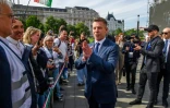 Peter Magyar arrive au parlement hongrois pour être investi Premier ministre, samedi 9 mai 2026