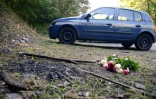 Un bouquet de roses déposé sur les lieux de la tuerie de Chevaline, le 8 septembre 2012