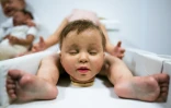De fausses jambes et une tête de bébé en silicone dans l'atelier de  l'entreprise Cinébébé spécialisée dans la création de poupons en silicone hyperréalistes pour des tournages de films ou de séries, le 21 janvier 2025 à Saint-Denis, près de Paris