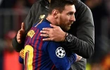L'entraîneur de Liverpool Jürgen Klopp (d) salue l'attaquant barcelonais Lionel Messi à l'issue de la demi-finale aller de Ligue des champions, le 1er mai 2019 à Barcelone