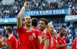 L'attaquant Gareth Bale (g) et
ses équipiers sont en liesse après la victoire du pays de Galles face à l'Ilrande du Nord au Parc des Princes, le 25 juin 2016