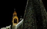L'arbre de Noël allumé sans public dans la cité de Bethléem en Cijordanie, lieu de naissance de Jésus selon la Biblie, le 5 décembre 2020
