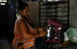 La boulangère et ancienne aide-soignante Luisana Serrano, 34 ans, utilise un batteur chez elle, à La Fortaleza, près de Cucuta, en Colombie, le 9 janvier 2026