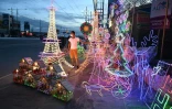Des décorations de Noël sont en vente à San Fernando près de Manille le 6 octobre 2020 dans la perspective des fêtes de fin d'année