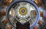 Le tombeau de Napoléon sous le dôme de l'Hôtel des Invalides, à Paris