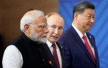 Le président russe Vladimir Poutine entre le Premier ministre indien Narendra Modi (g) et le président chinois Xi Jinping, au sommet des Brics de Kazan, dans le centre de la Russie, le 23 octobre 2024