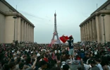 Des supporteurs du Paris Saint-Germain fêtent la victoire des joueurs sacrés champions d'Europe sur la place du Trocadéro à Paris, le 3O mai 2026  