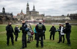 La police contr?'le des passants à Dresde, le 17 avril 2021, dans le but d'empêcher une manifestation anti-restrictions interdite