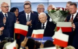 Le chef du parti Droit et Justice (PiS), Jaroslaw Kaczynski (c) et le Premier ministre polonais Mateusz Morawiecki (g), après les sondages à la sortie des urnes, le 15 octobre 2023 à Varsovie