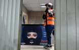La Jordano-saoudienne Lynne Tinawi, en jeans et protections pour genoux, le 3 juin 2018 avant une leçon de conduite de moto à Ryad