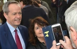 Le leader du parti travailliste australien Bill Shorten (g) pose pour une photo dans un bureau de vote de Melbourne, en Australie, le 2 juillet 2016