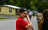 Une femme en pleurs devant une entreprise de pompes funèbres où a lieu une veillée pour une victime de la tuerie de l'école Robb, à Uvalde, au Texas, le 30 mai 2022