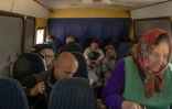 Des personnes évacuées de Vovtchansk arrivent en bus à Kharkiv, le 12 mai 2024 en Ukraine