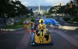 L'artiste vénézuélien Antonio Azzato à côté de l'une de ses sculptures dans le cadre de l'exposition de rue "Meninas Caracas Gallery", le 10 janvier 2024 à Caracas, au Venezuela