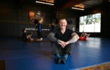 Tobias Shea, entraîneur de jiu-jitsu et vétéran de l'armée américaine, dans la salle de sport où il travaille à Portland, le 10 mai 2023 en Oregon 