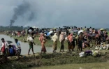 Depuis Ukhia à la frontière avec le Bangladesh, on aperçoit de la fumée s'élèvant probablement d'un village en feu dans l'État Rakhine en Birmanie, le 4 septembre 2017