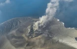 Photo aérienne, prise le 6 septembre 2026 et diffusée le 7 septembre 2026 par le Centre indonésien de volcanologie et d'atténuation des risques géologiques, montrant le volcan Anak Krakatau en éruption, dans province de Lampung, en Indonésie