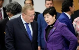 John Coates (g), le président de la Commission de coordination du CIO, et la gouverneure de Tokyo, Yuriko Koike (d), à Tokyo, le 1er novembre 2019