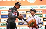 Le Slovène Tadej Pogacar (UAE) (à droite) et le Néerlandais Mathieu Van Der Poel (Alpecin-Deceuninck), vainqueur de Milan - Sanremo le 22 mars 2025.
