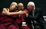 Le Dalaï Lama avec l'archevêque catholique de Bruxelles Jozef De Kesel et le moine bouddhiste et écrivain français Matthieu Ricard, à Bruxelles le 12 septembre 2016