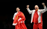 La joie de l'entraîneur français de l'équipe chinoise d'escrime Hughes Obry, après la victoire de Sun Yiwen, en finale de l'épée individuelle, le 24 juillet 2021 aux Jeux Olympiques de Tokyo 2020